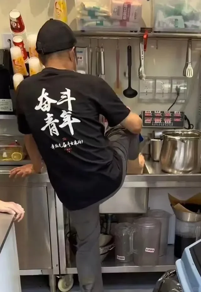 蜜雪冰城门店员工在水池洗脚？