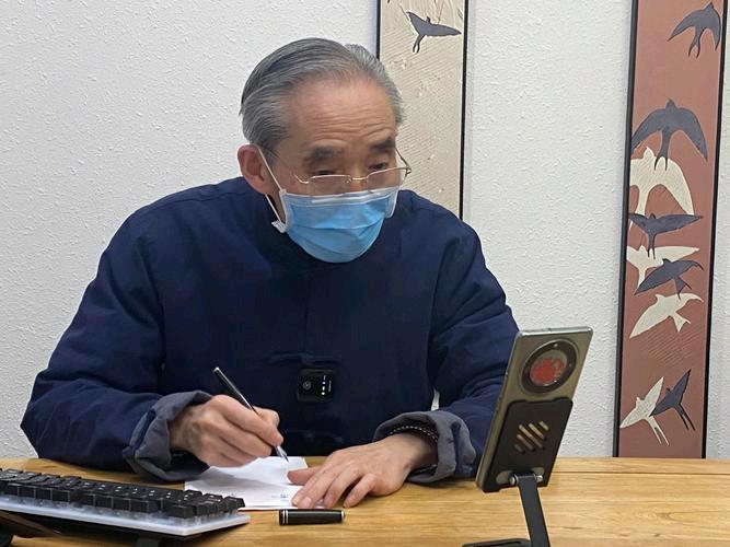 快快乐乐上头条

这几天经常在头条上看到不少条友发泄各种情绪，有传经送宝的，有初