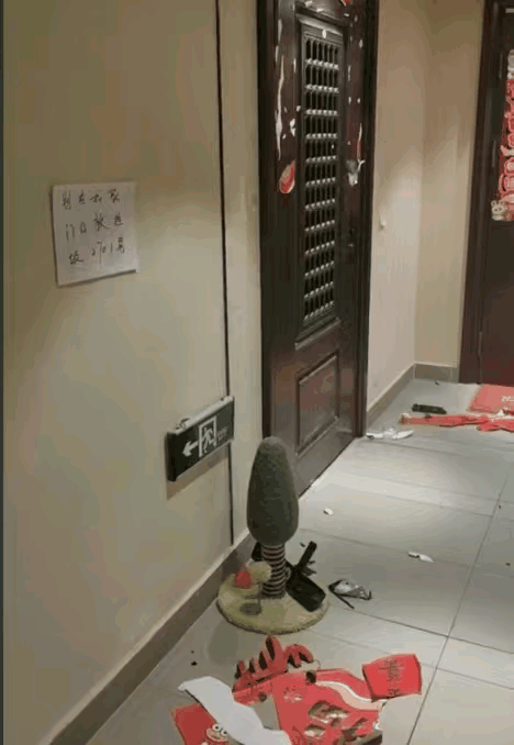 因为被邻居提醒别乱放垃圾，这个女子就伪造事由，雇用开锁的师傅，撬锁闯入邻居的家中