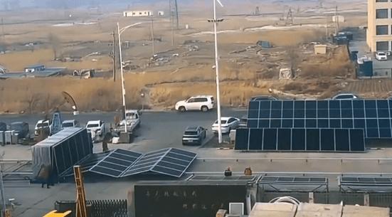 折叠式移动光伏电站！
这种长条状太阳能板展开后可快速发电，为建筑工地、灾区及偏远