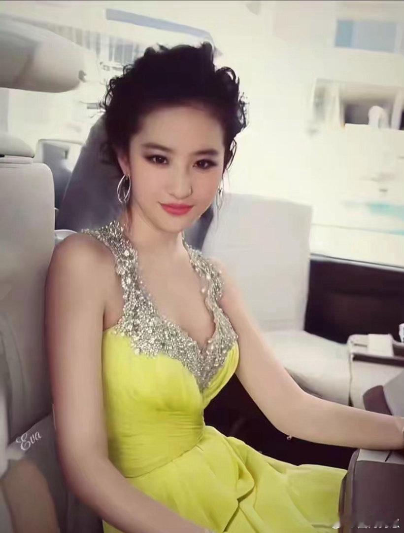 刘亦菲年轻时明媚张扬，恰似带露粉玫瑰，鲜活动人；历经岁月沉淀，褪去青涩稚气，多了