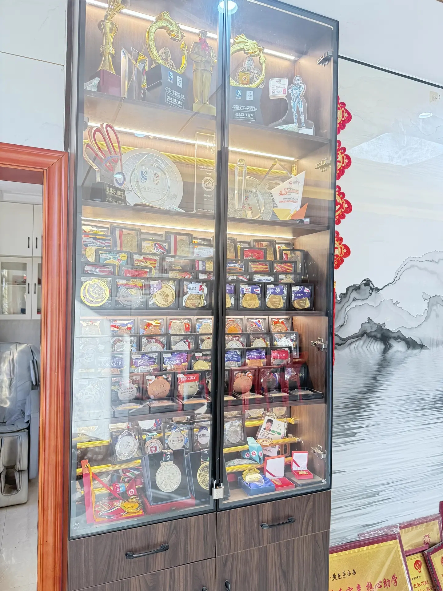 黄东萍的一柜子的荣誉，这条路很难走但黄东萍走得很好。 