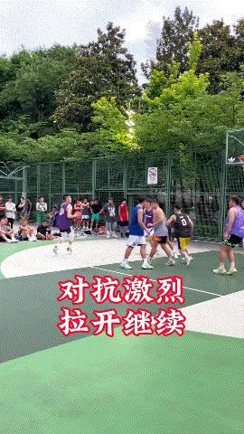 野球场对抗，一定要注意尺度问题[思考]
你们看看，这不就打起来了[黑线]
是黑衣