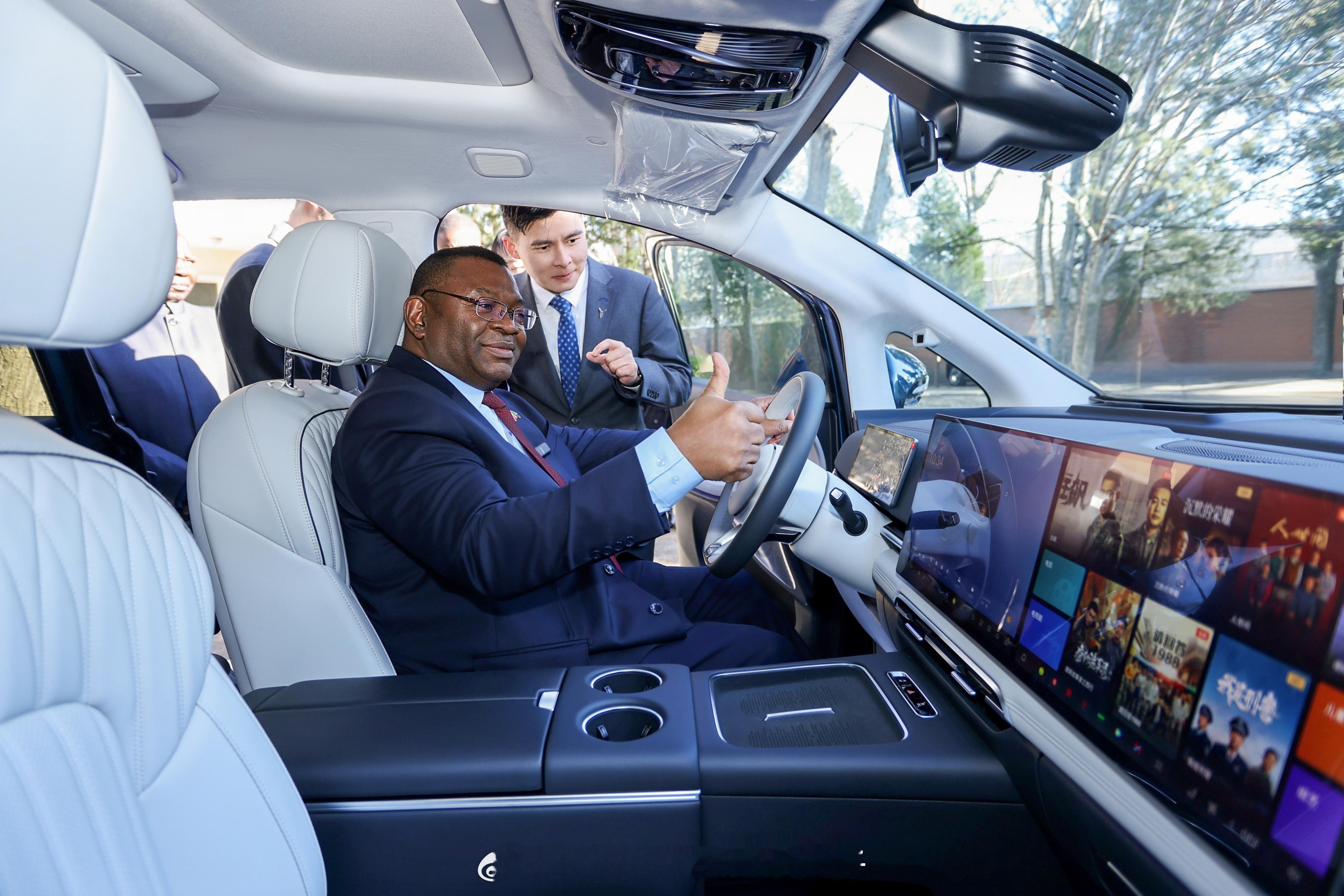 岚图汽车接连成为多国驻华使馆用车，不仅是一份国际信赖的见证，更是“中国智造”走向