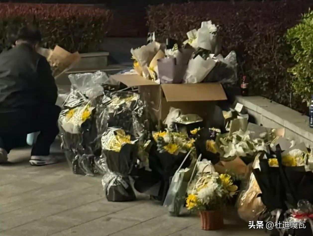 事情的发展终究没有如张雪峰所愿，此前他在直播间曾说，如果自己有一天走了，丧事一切