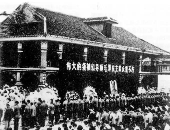 谈到毛泽东生命最后一年，张玉凤的回忆常被概括为：他很孤独，会落泪，也不愿多见人。