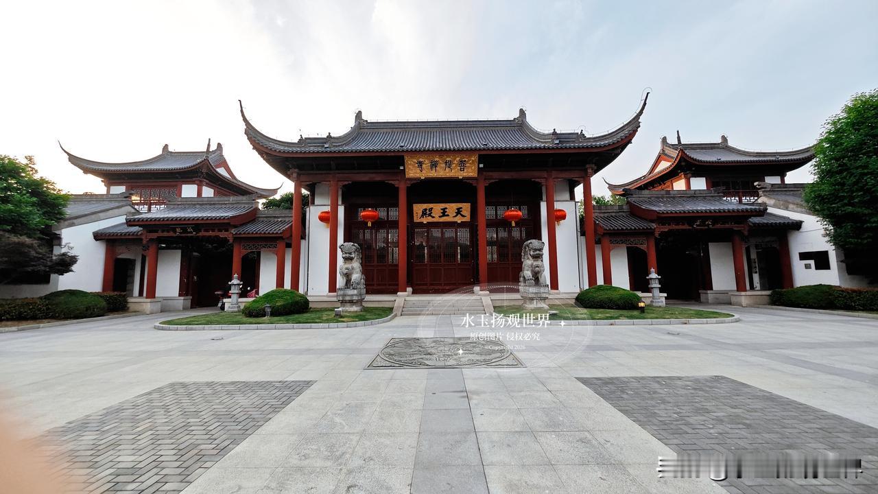 刚到昆山皇罗禅寺门口，我就被那片红墙黄瓦惊到了——在江南水乡看惯了粉墙黛瓦的寺院