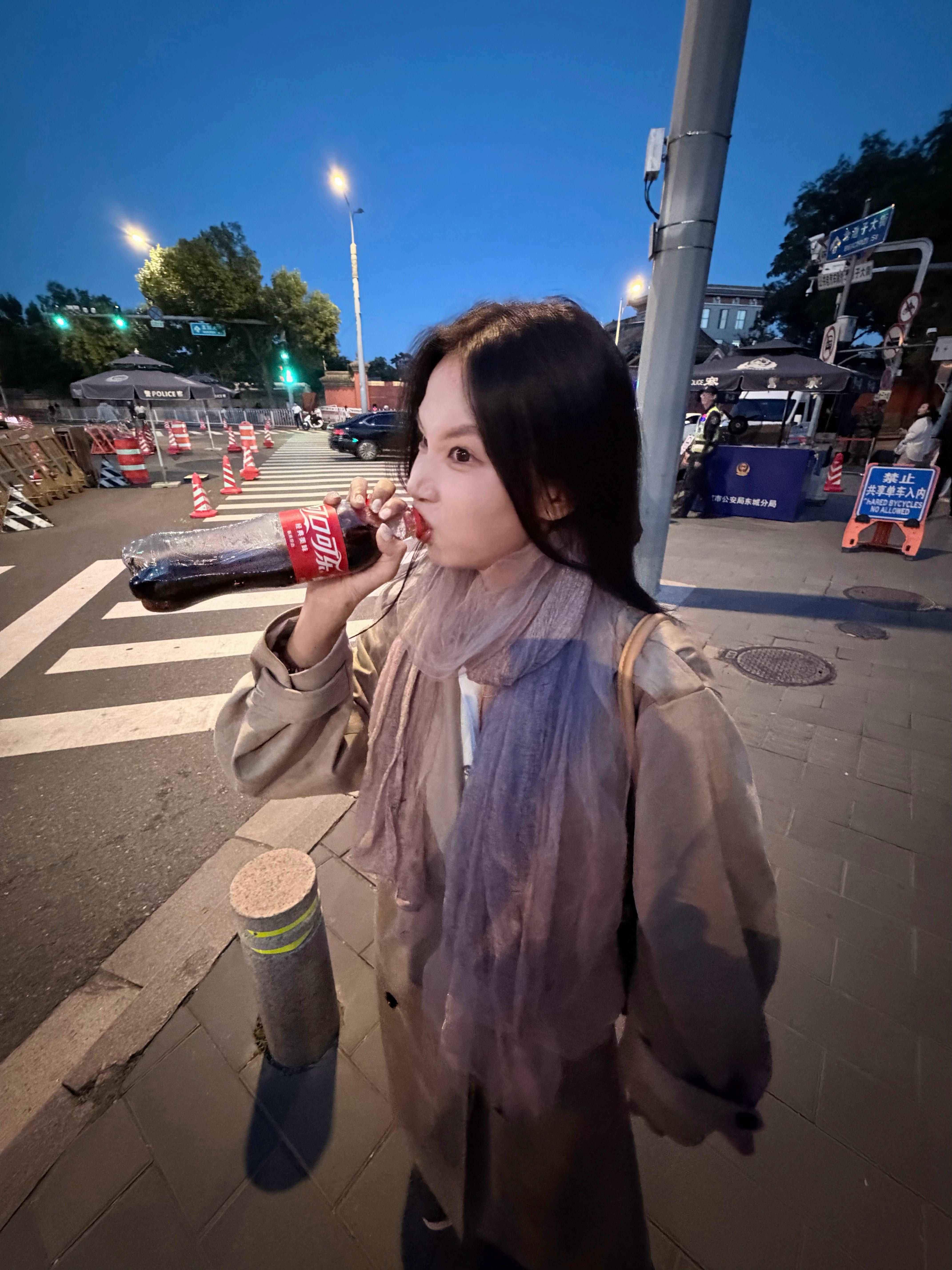 已经在努力穿高跟鞋装大人了，还是要跟朋友抢第一口可乐到底谁喝。 ​​​