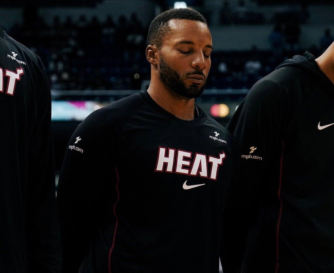 诺鲍威尔（腹股沟拉伤）继续缺席对阵湖人的比赛。这是他连续第三场缺席。准备好下场比