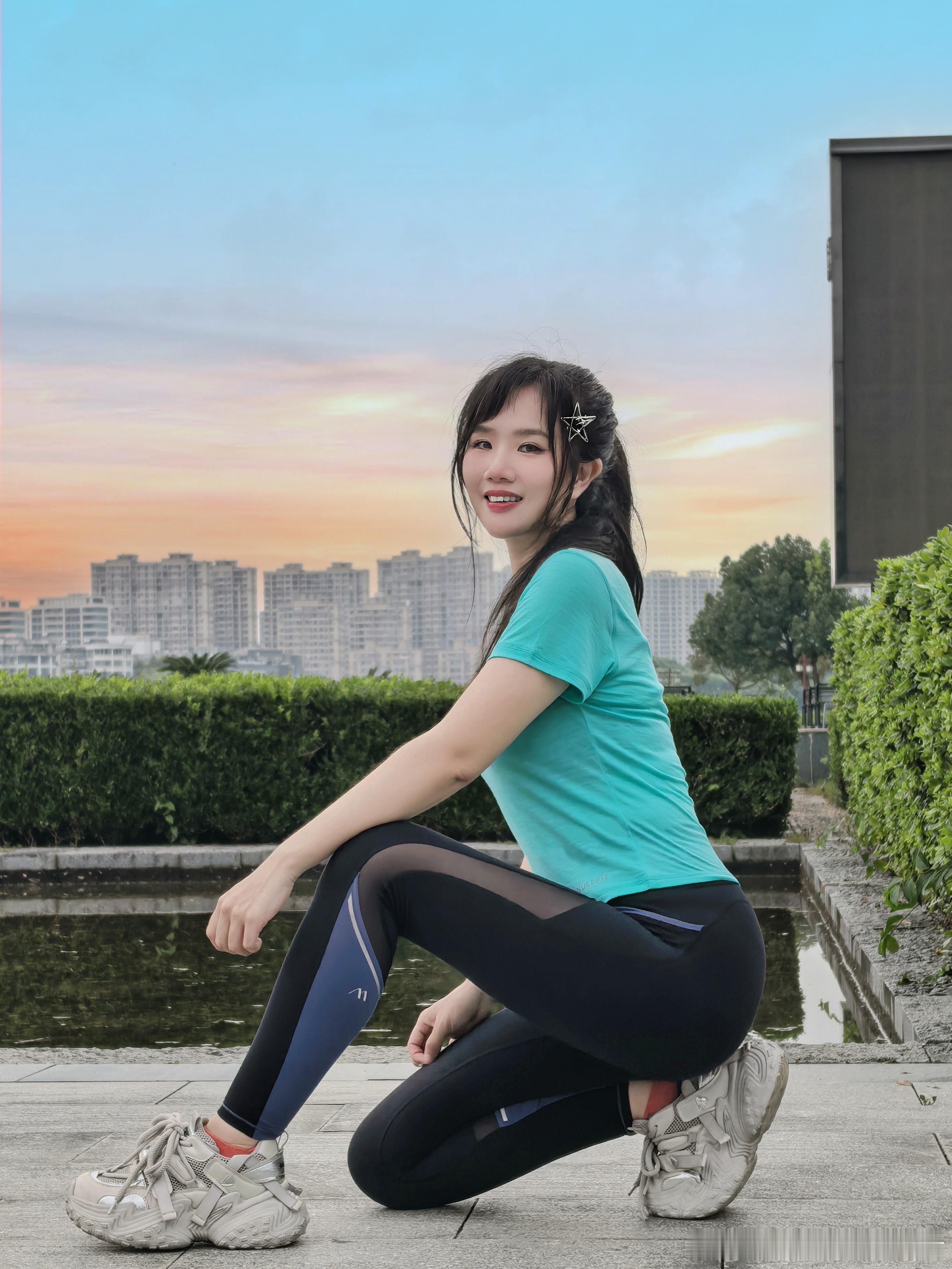 谁懂啊‼️夏天追着夕阳跑步，浪漫且自由🫧夏日傍晚6点时分，换上那抹清凉的湖蓝色