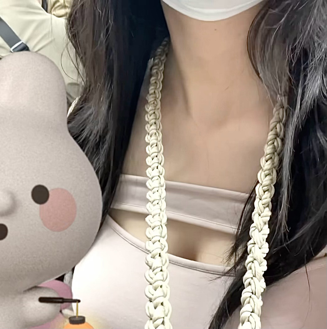 闺蜜：姐妹，你胸前那条缝是谁砍的，我帮你砍回去 