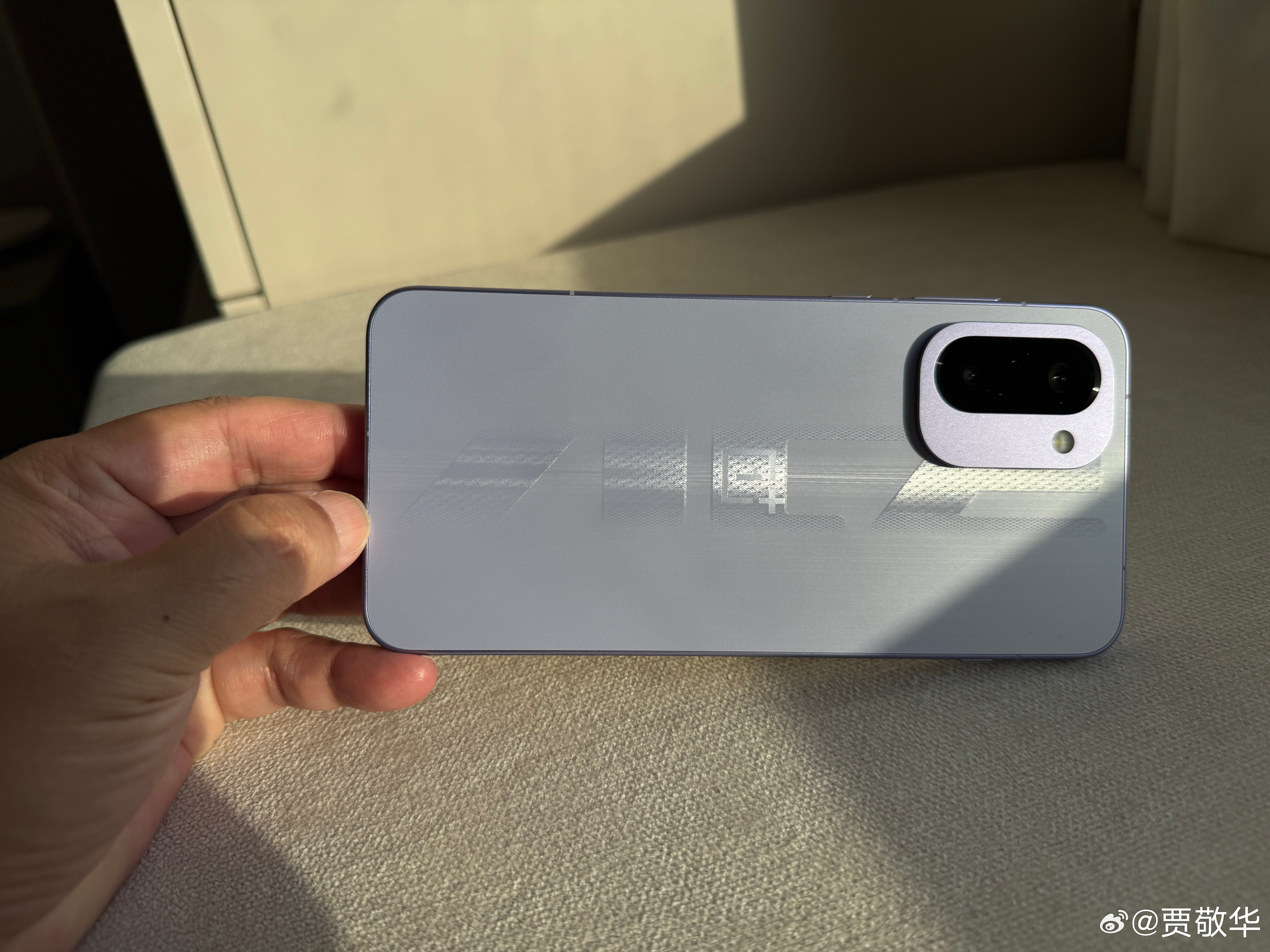 刚拆开一加Ace6T，这次是紫色的配色，真的很拉风。而且，机身背面还有图案，不同