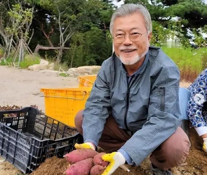文在寅从韩国总统的位置上退休以后，他住在乡下，种菜，开书店，虽然每月领取1400