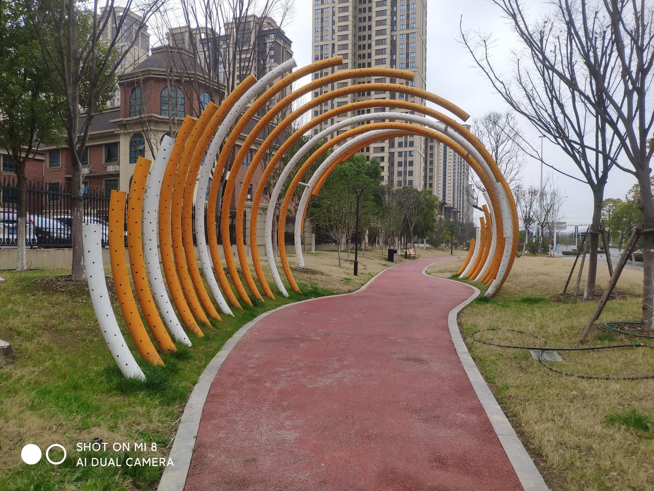 今年春天最想实现的心愿是希望我们的小区周围环境鲜花盛开，树木茂茂，小区的房价平稳