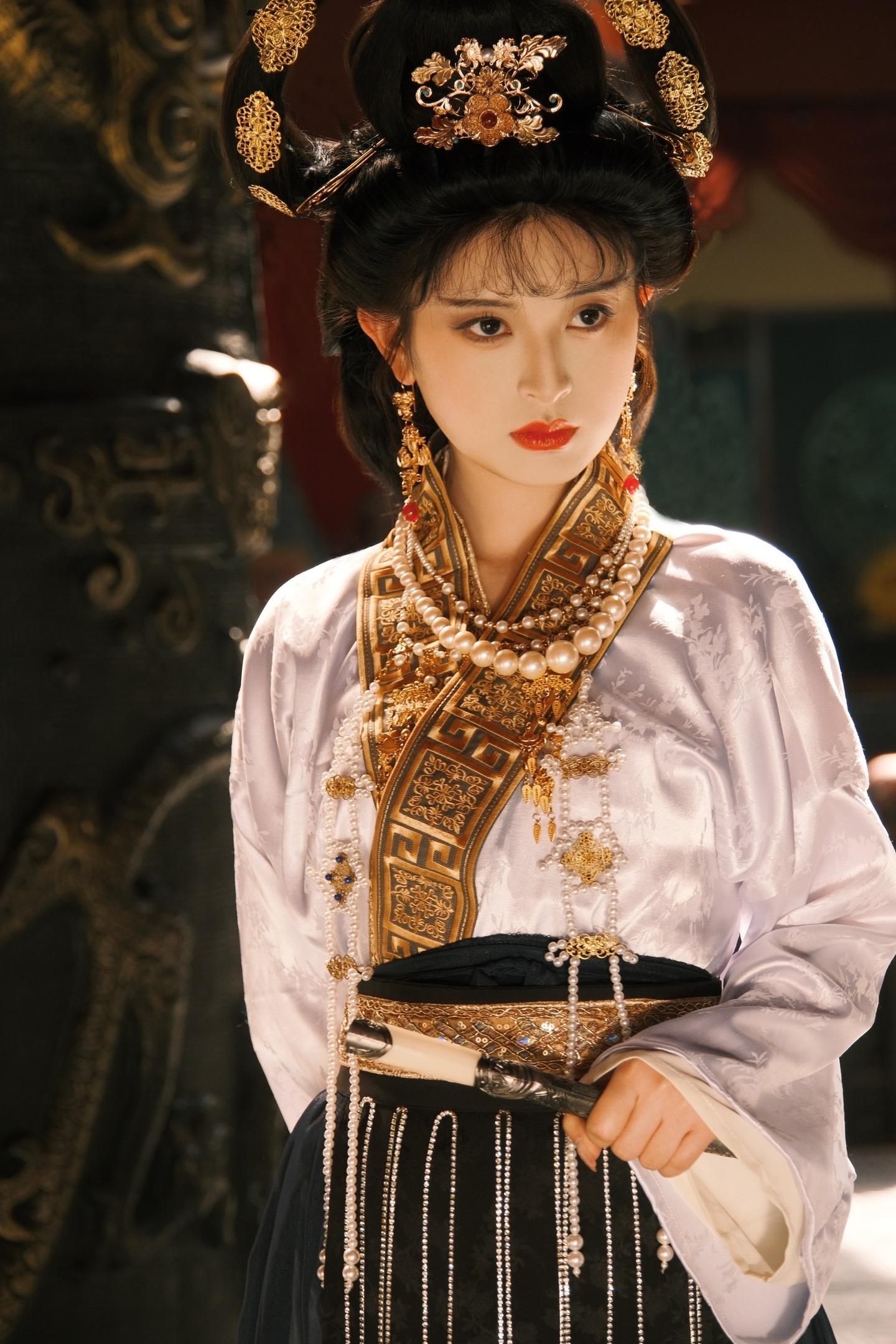 朕是大辽国的皇后，不是不通人情的女罗刹。富士相机xh2s
滤镜：Nc