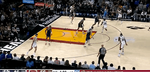 哈登难得跳起来干扰三分投篮，小米切尔连续面对哈登得分



擅长防守的米切尔也找