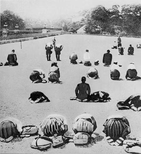 1945年，日本天皇宣读无条件投降时日本老百姓的反应 ​​​