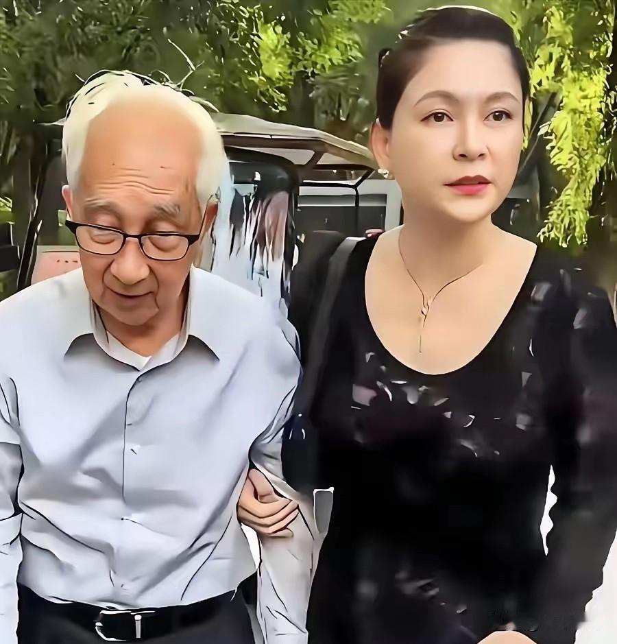 91岁靳尚谊驼背散步被拍，一旁47岁妻子搀扶，遗嘱早就写明全部捐给国家。
看到这