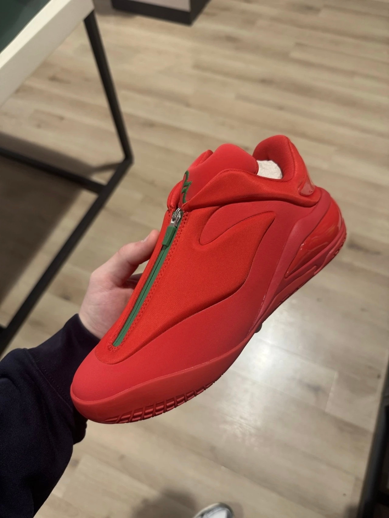 好看吗？SGA签名鞋SHAI 001新款配色“Winter Red”即将上线！