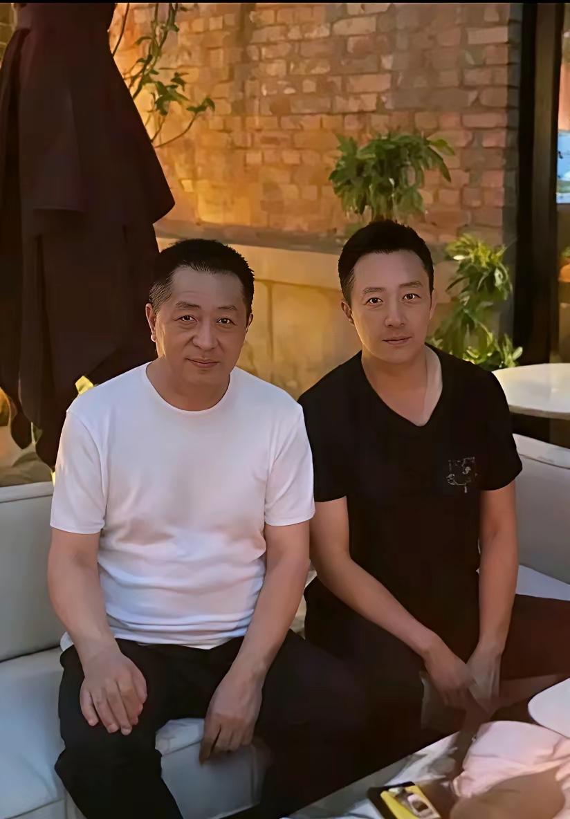 有人说，汪小菲和父亲汪玺上辈子定是拯救了银河系，这辈子才集齐了两份顶级福气：一个