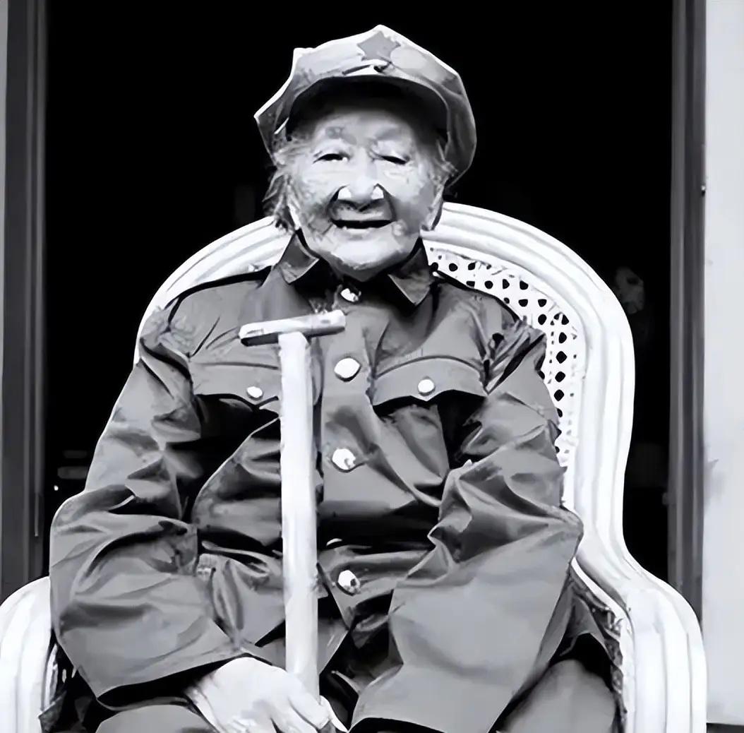 1962年春天，朱德、康克清重上井冈山，路过江西泰和郊外的田野。正是春耕时节，乡