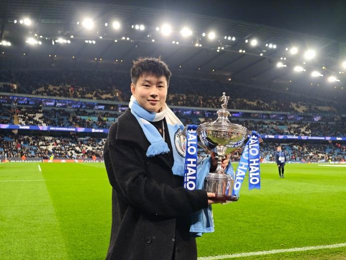 斯诺克：赵心童现身曼城主场！
赵心童昨天携世锦赛冠军奖杯来到阿提哈德球场，为主队