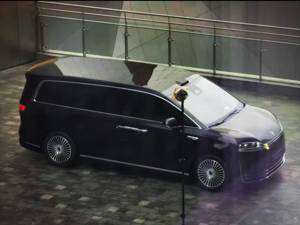 智界V9，鸿蒙智行的首款MPV，看起来很强，卖相一流，芜湖要起飞了！ 