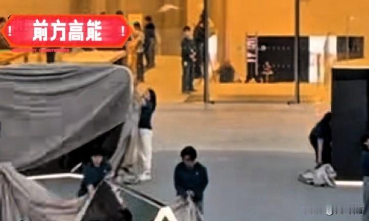 太少见！上海静安寺旁巨型iPhone Duo雕塑，全球仅4城才有
 
上海静安寺