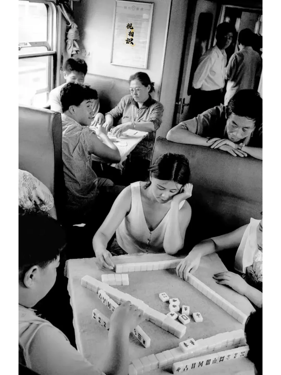 1994年，北京开往沈阳的绿皮火车上，几名旅客摆起了桌子，在车厢内玩起了麻将，一...