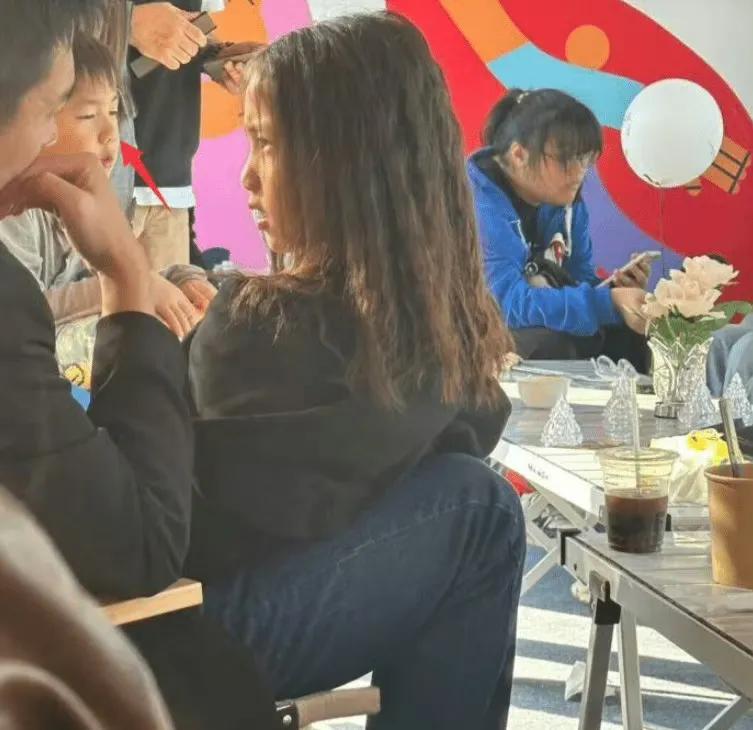 黄磊，冲上热搜！

11月1日，黄磊又一次冲上了热搜，不过，不是因为他的厨艺被拿