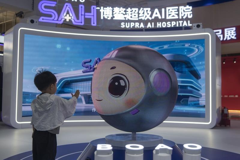 第六届消博会正在海南热热闹闹地举行。这届消博会就像一个超级“带货王”，带火的可不