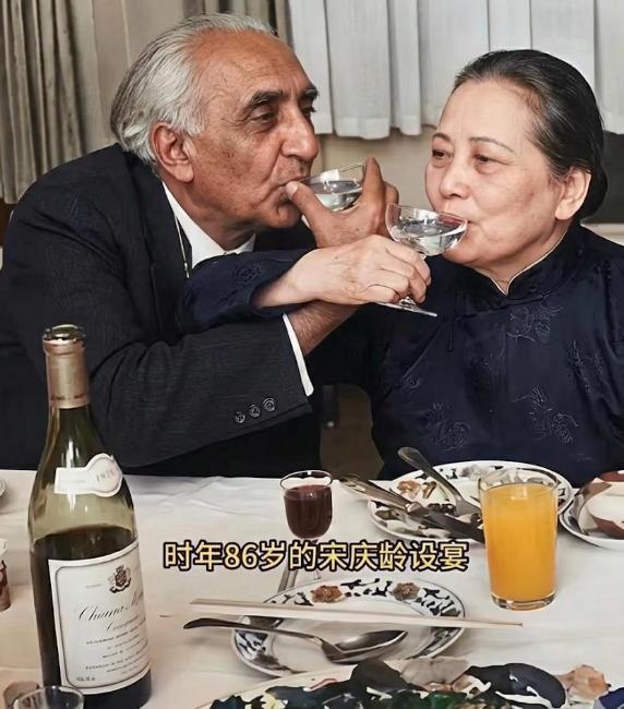 1979年，86岁的宋庆龄在北京住所内，竟主动拉住69岁的洋医生马海德共饮交杯酒