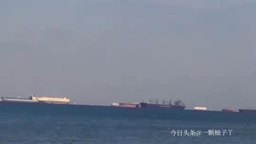 霍尔木兹海峡最近局势紧张，伊朗宣布禁航区域，还出现油轮被击中沉没的消息，国际航运