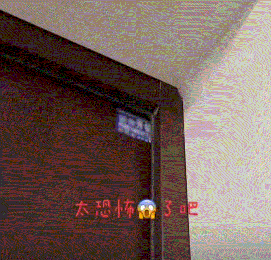 万万没有想到，广东，一女子回家关门后，竟看到自家入户门内侧被贴了开锁广告。起初女