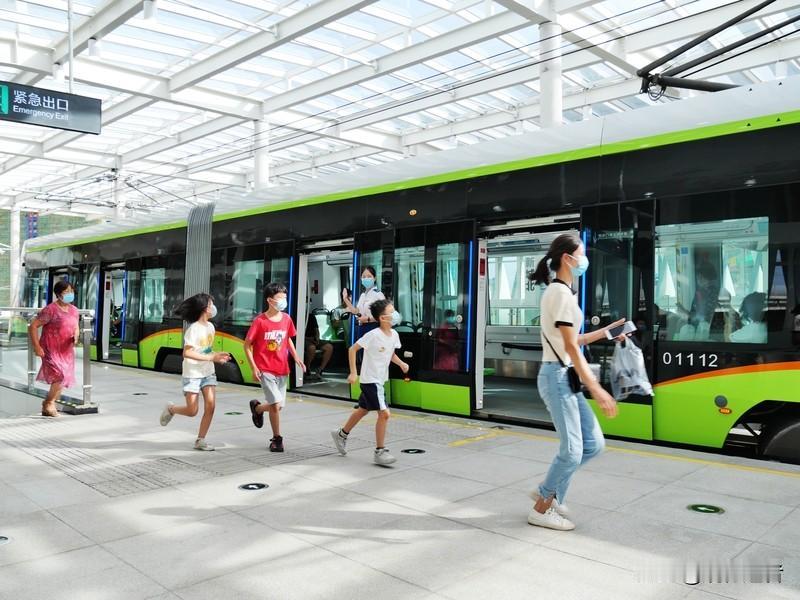 乘广佛线直达祖庙商圈，2号线可快速抵达千灯湖，前往西樵山、逢简则需换乘公交或网约