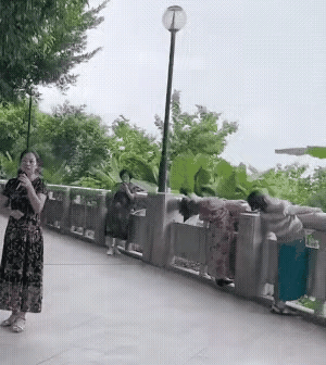 这大妈练功也太投入了吧，
护栏都被她ban掉了，

看来还是退休金多了，
有这个