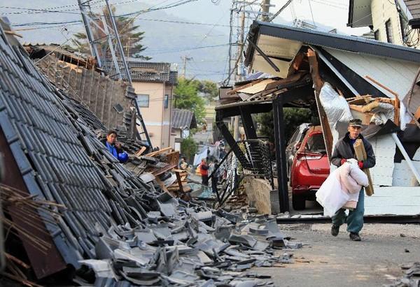 熊本地震 撕开"素质 神话"：天灾才是人性 最公平 的尺子。
7月28日，日本熊