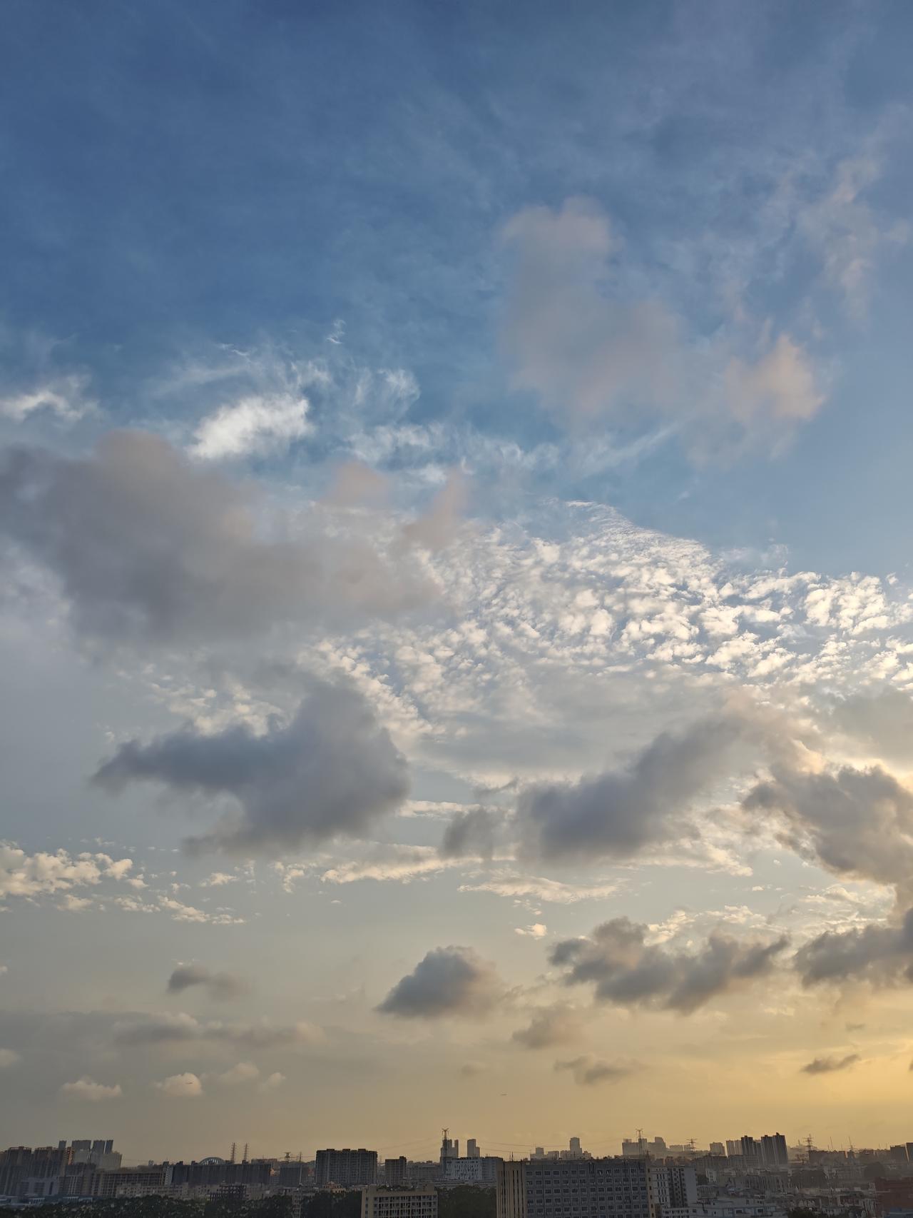 我拍到的落日瞬间阴天的落日夕阳似一幅油画掛在开空，好美啊！