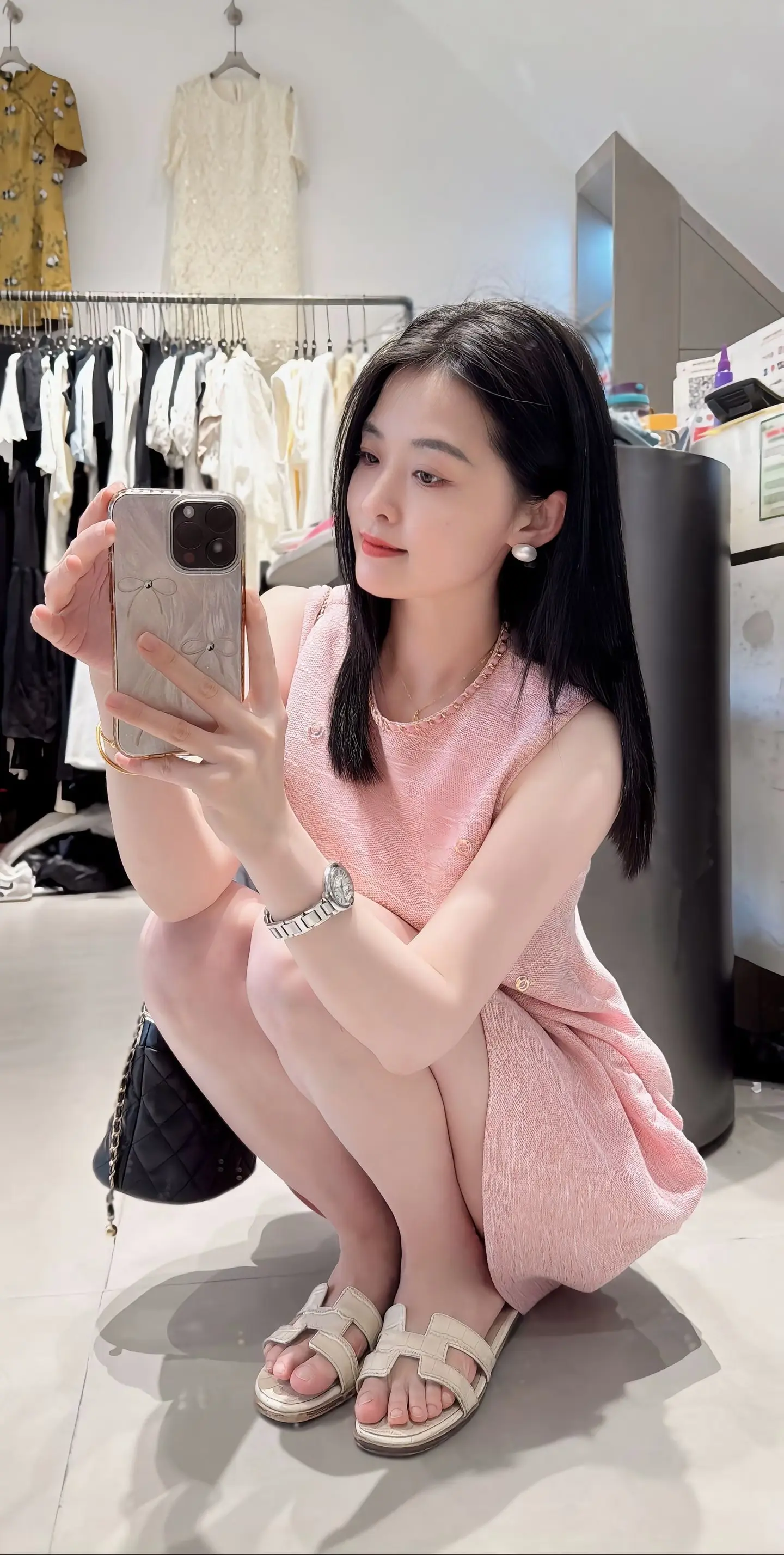 夫妻久了就是亲人，少听网上那些毒鸡汤，什么过节不给你转账买礼物就是不爱...