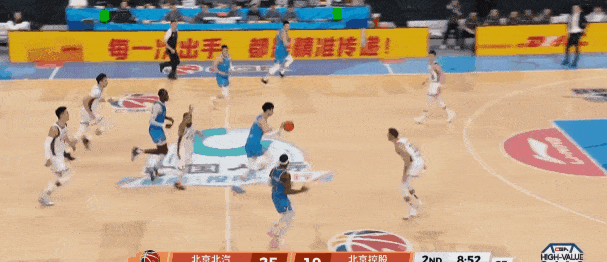 曾凡博反击上篮命中，又伤到腰了略显不适




曾凡博持球反击，一条龙上篮命中，