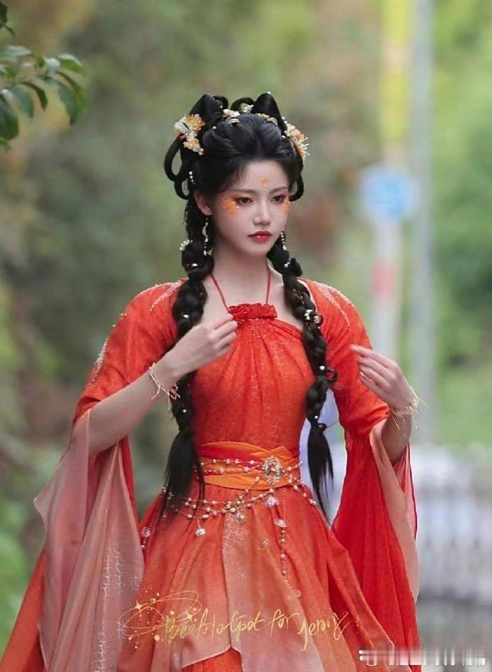 现在的古装剧，太时髦了，肚兜都可以外穿了。 ​​​