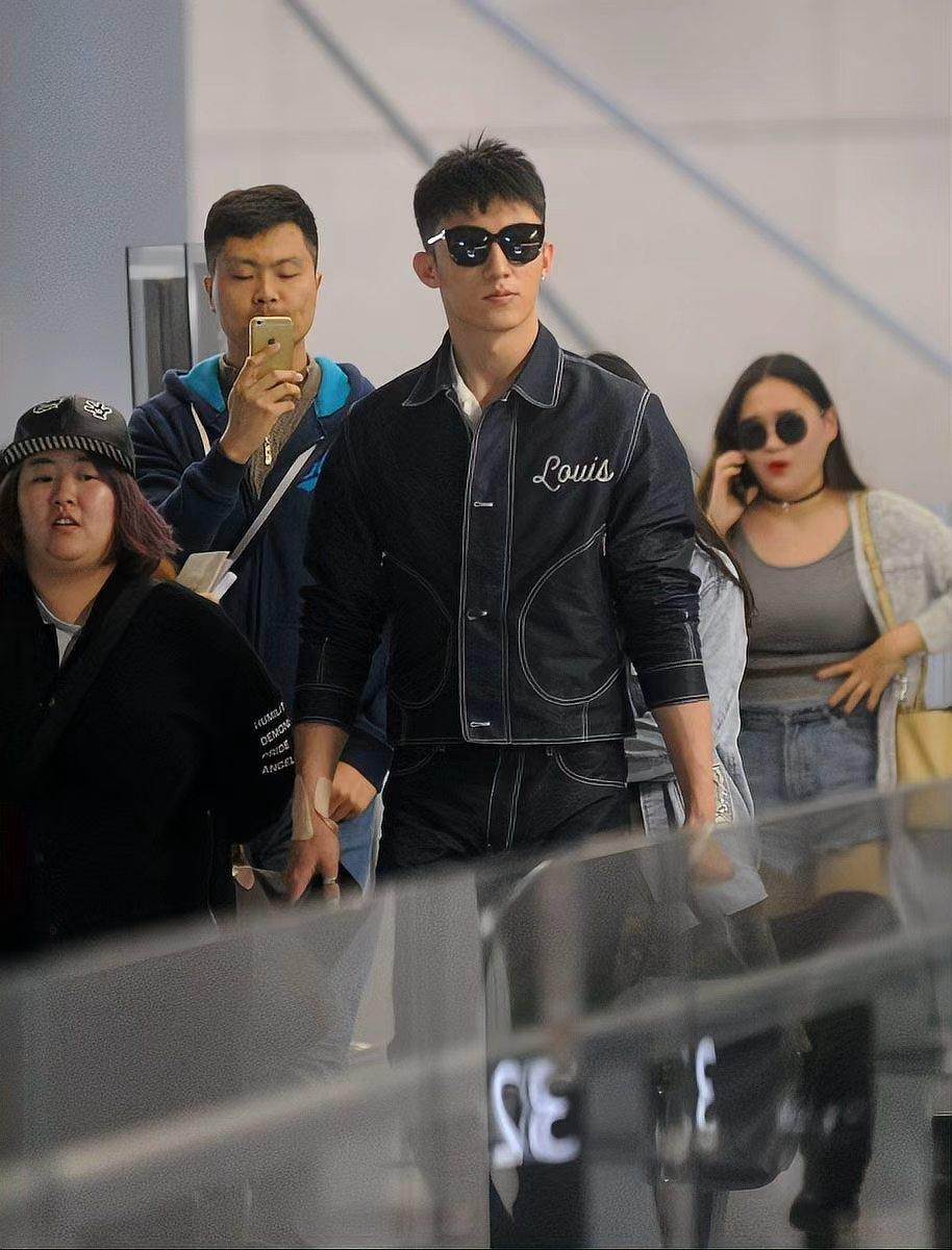 黄景瑜耳石症仍然登台演出

黄景瑜在2025年湖南卫视跨年晚会上带病登台，引发了