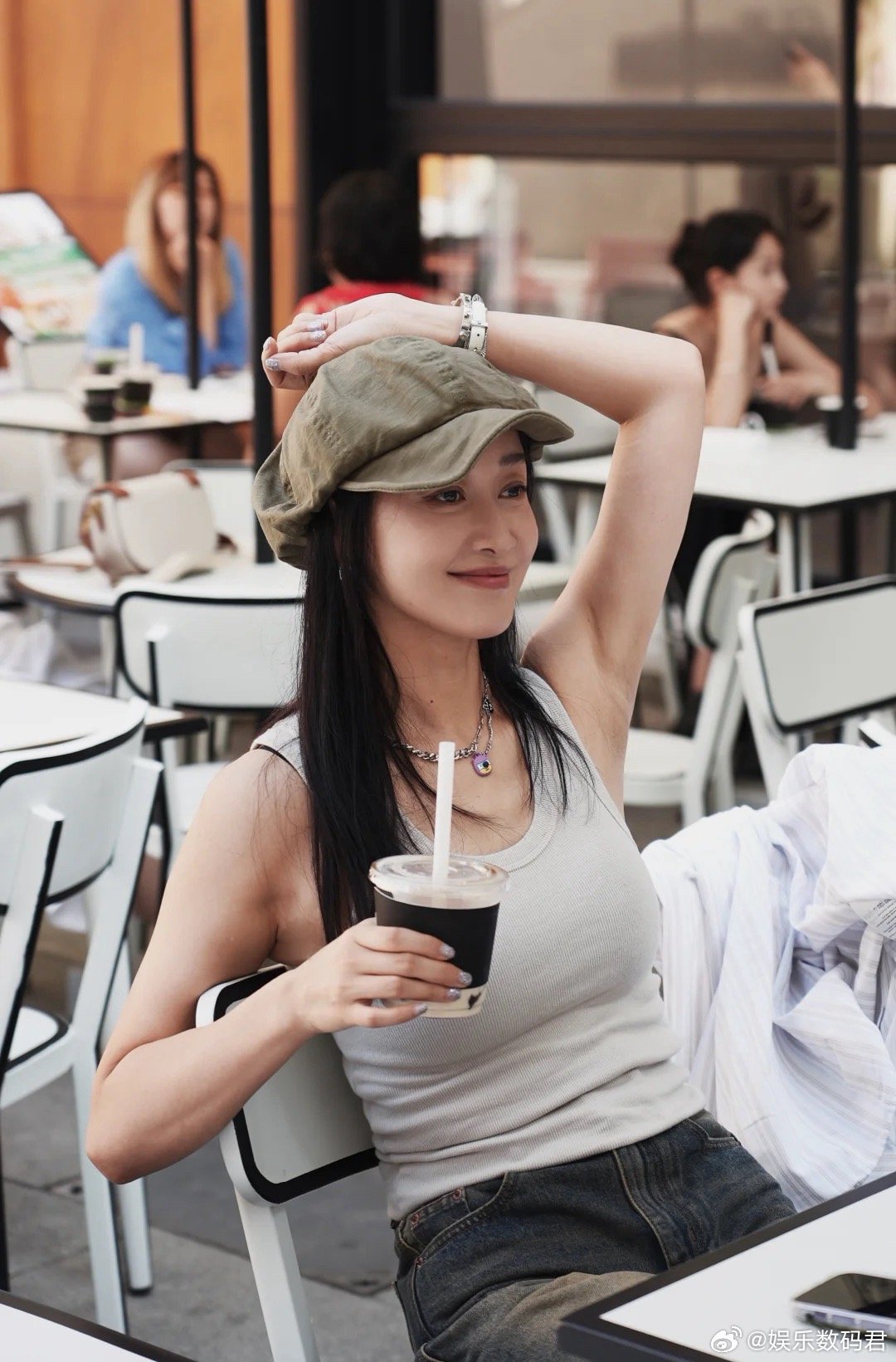 赵子琪大大方方的 46岁才开始接触唱跳，却能有这么好的表现力，这份努力和天赋真的