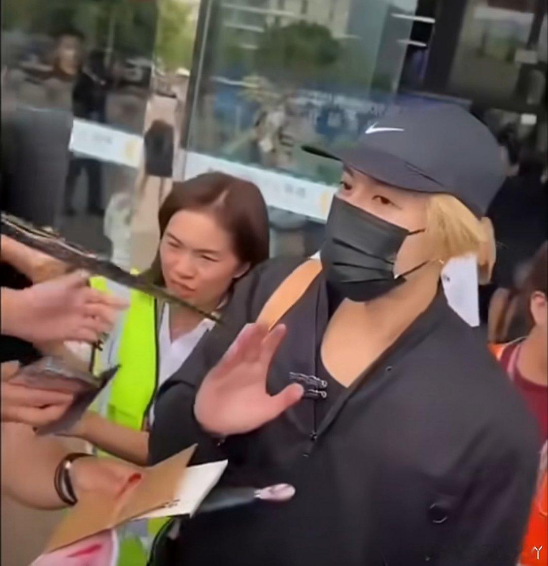 王嘉尔第一次来大理第一次来大理的王嘉尔，用一句“我年纪大了”把机场的人山人海瞬间