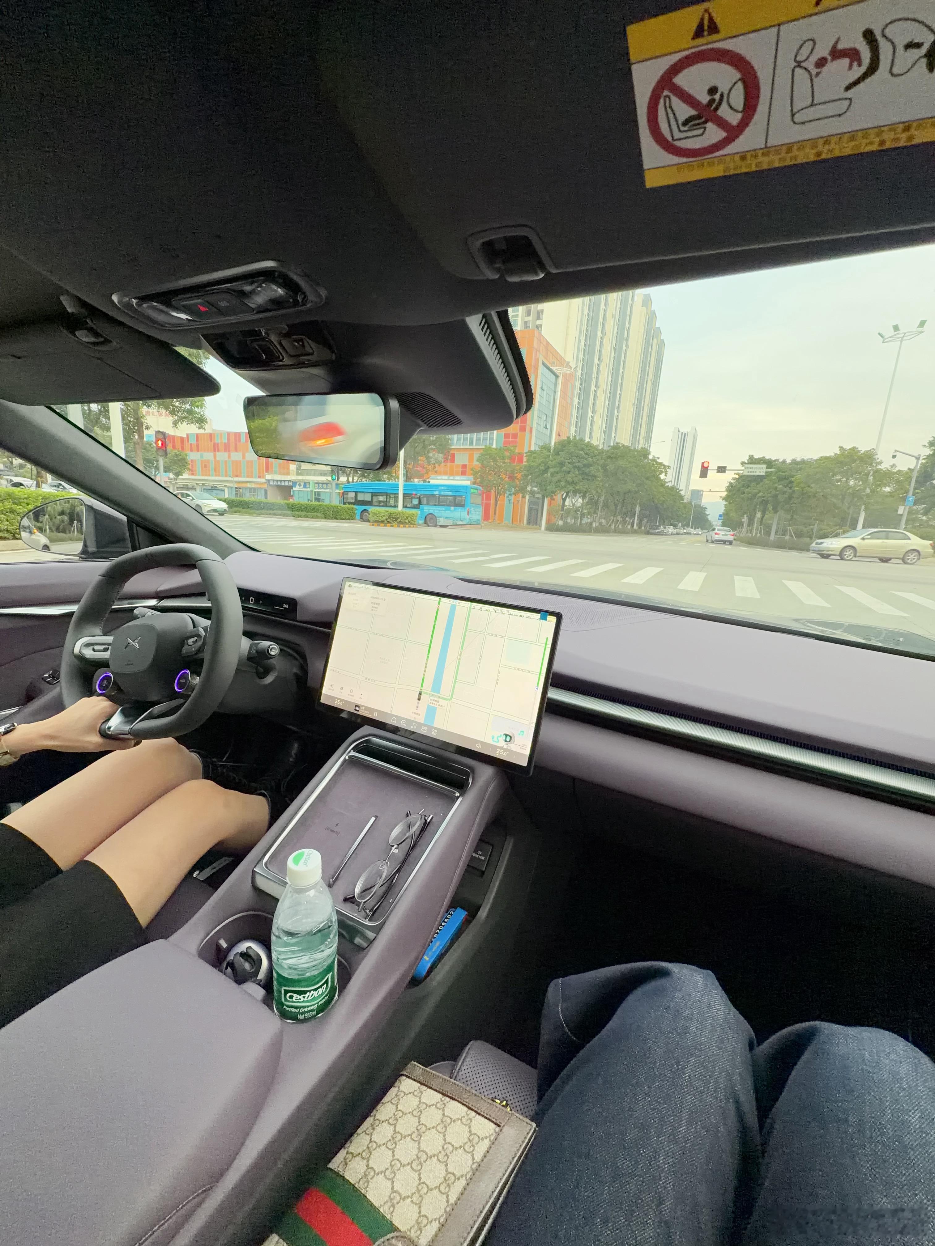 哟~这是谁的大长腿[喵喵]还真别说，小鹏P7的紫内就是好看~我与汽车的日常 ​​