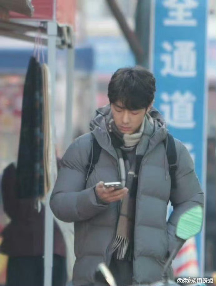 软卷蓬松覆额轻，碎光斜落染眉明。一身简素藏烟火，半鬓微蜷带露清。眸底星沉含浅韵，