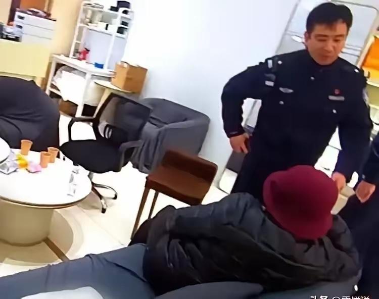 92万的手表差点打水漂！上海这位阿姨的遭遇，看着荒唐却戳中了无数人的软肋——骗子