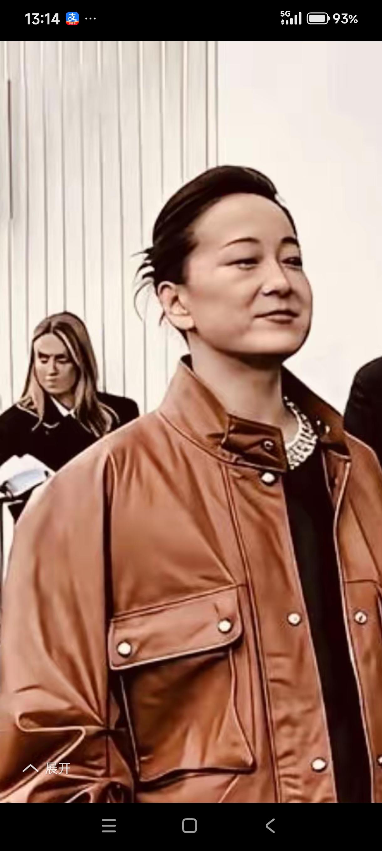 贾玲这脸，把那两个可爱的梨涡都瘦没了，哪有肥嘟嘟，胖乎乎的好看啊！