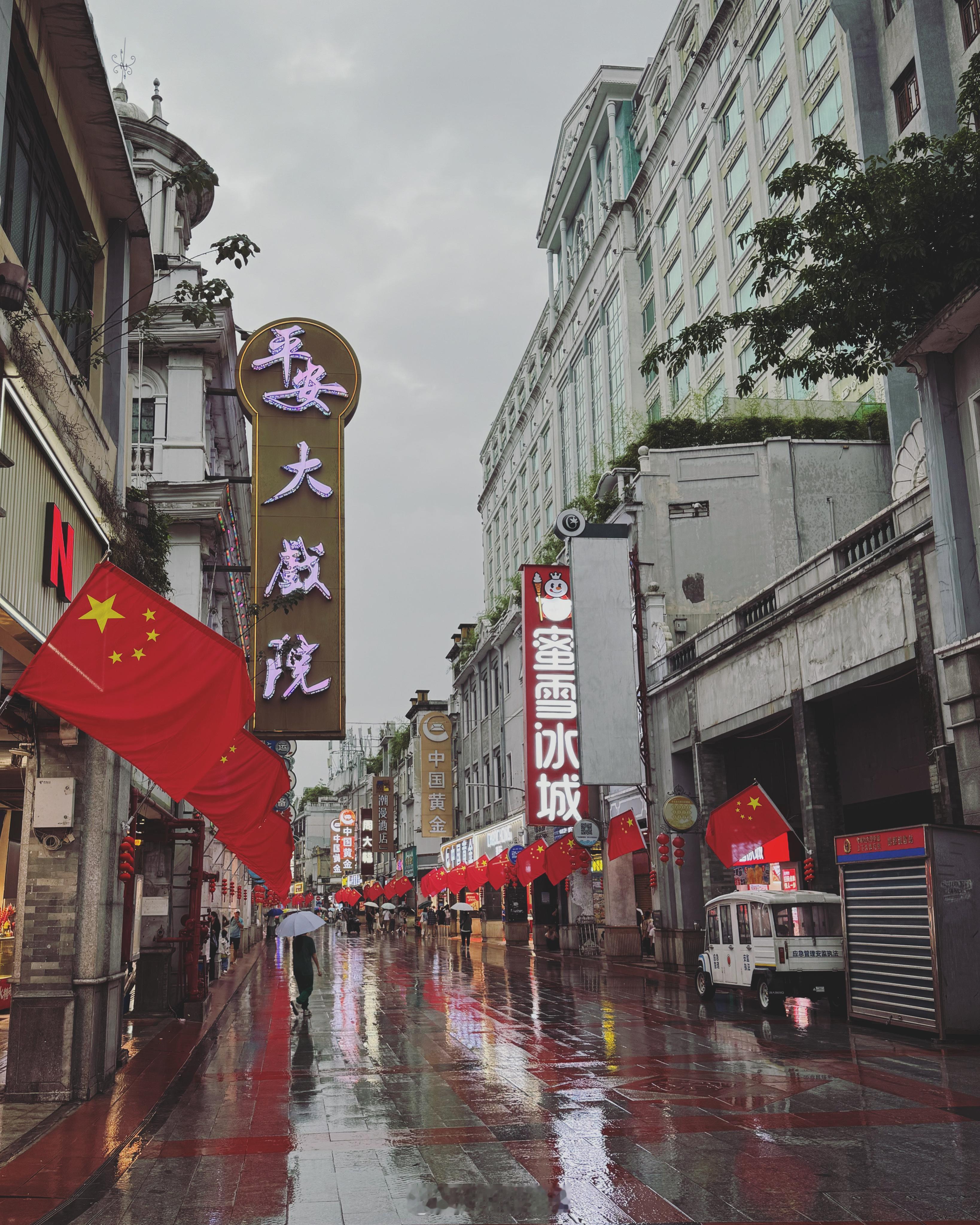 跟我老婆来看的脱口秀了，感谢张骏老师让我五一出了趟远门，来了趟上下九。来都来了，