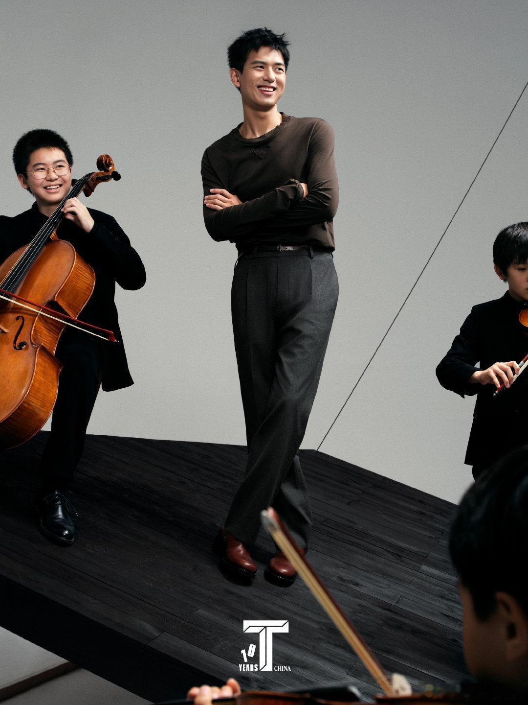 Prada李现封面高智感拉满 刷到李现新封面狠狠心动！没有繁杂装饰反而更显质感，